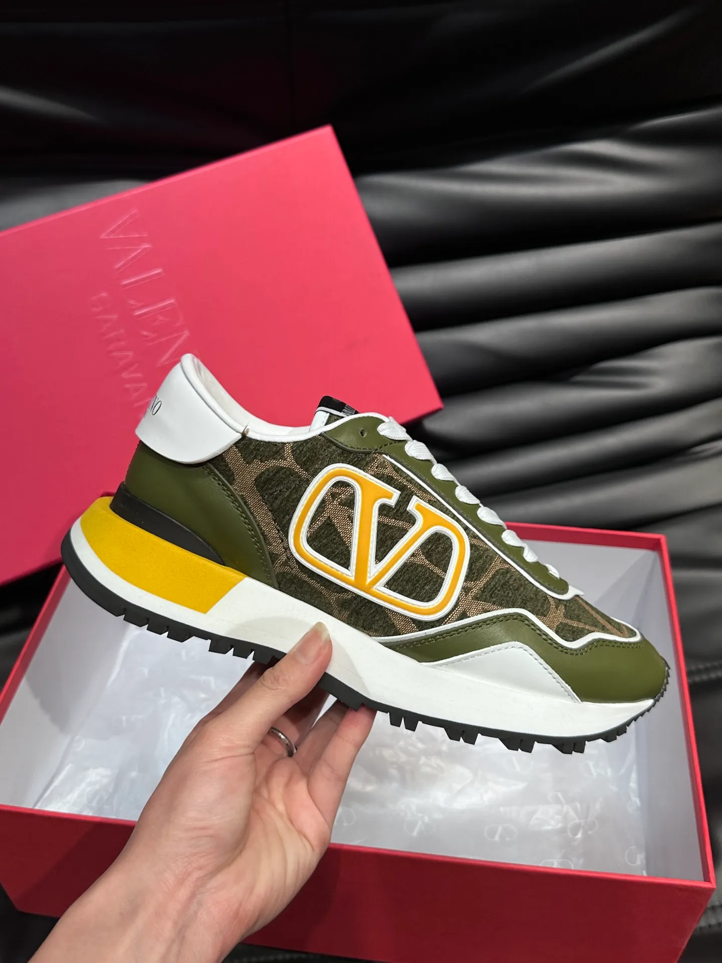 P540💰 Product trademark: VALENTINO "Valentino" Regular size: 38-44 [45 customized] Product materials: Warren men's casual sports shoes, made of multi-material splicing, calf leather stitched with suede cowhide, fabric mesh upper, fabric tongue decorated with brand badge, rubber rivet decorative details on the heel, rivet rubber outsole, non-slip, wear-resistant and shock-absorbing, pure cotton inner foot pad, comfortable and breathable, comes with original box packaging bag!